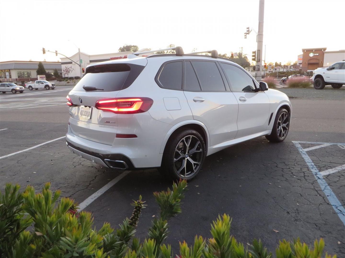 2022 White /BROWN BMW X5 xDrive40i (5UXCR6C08N9) with an 3.0L L6 DOHC 24V engine, 8A transmission, located at 2630 Grass Valley Highway, Auburn, CA, 95603, (530) 508-5100, 38.937893, -121.095482 - Photo#4